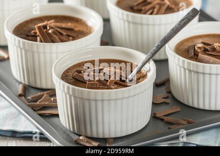 Petits Pots de Crème au Chocolat. Dessert alla crema di cioccolato. Cibo Francia Foto Stock