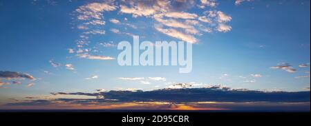 Panorama colorato del cielo durante l'alba o il tramonto. Foto Stock