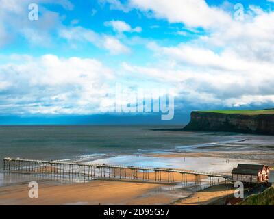 Molo di Saltburn in una prima giornata invernale con un blu cielo e tempo dopo una tempesta notturna Foto Stock