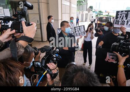 Hong Kong, Cina. 03 Nov 2020. Attivisti e sostenitori tengono cartelli mentre Jimmy Lai, un magnate pro-democrazia dei media, arriva alla corte dei Magistrati di Kowloon ovest.26 gli attivisti pro-democrazia di Hong Kong, tra cui il magnate dei media Jimmy Lai e Joshua Wong, appaiono in tribunale dopo essere stati accusati di partecipare o di incitare altri a partecipare a un'assemblea illegale relativa Una veglia bandita del 4 giugno che commemora il crackdown di Tiananmen Sqaure. Credit: SOPA Images Limited/Alamy Live News Foto Stock