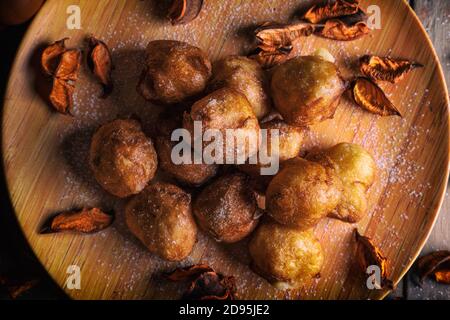 Bunuelos de viento - tradizionale pasticceria colombiana dolce fritta. Ciambella pasquale spagnola. Frittelle messicane dorate, croccanti-dolci, simili a tortilla sono Foto Stock