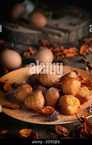 Bunuelos de viento - tradizionale pasticceria colombiana dolce fritta. Ciambella pasquale spagnola. Frittelle messicane dorate, croccanti-dolci, simili a tortilla sono Foto Stock