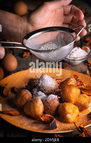 Bunuelos de viento - tradizionale pasticceria colombiana dolce fritta. Ciambella pasquale spagnola. Frittelle messicane dorate, croccanti-dolci, simili a tortilla sono Foto Stock