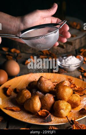 Bunuelos de viento - tradizionale pasticceria colombiana dolce fritta. Ciambella pasquale spagnola. Frittelle messicane dorate, croccanti-dolci, simili a tortilla sono Foto Stock