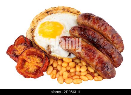 Uova fritte e salsicce su un briciolo inglese con cotto fagioli e pomodori alla griglia isolati su sfondo bianco Foto Stock