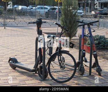 biciclette e scooter per il noleggio in città sono sulla strada Foto Stock