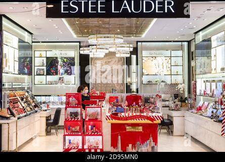 Hong Kong, Cina. 8 Ott 2020. Multinazionale americana per la cura della pelle, marchio di prodotti di bellezza, il logo Estée Lauder visto a Hong Kong. Credit: Budrul Chukrut/SOPA Images/ZUMA Wire/Alamy Live News Foto Stock