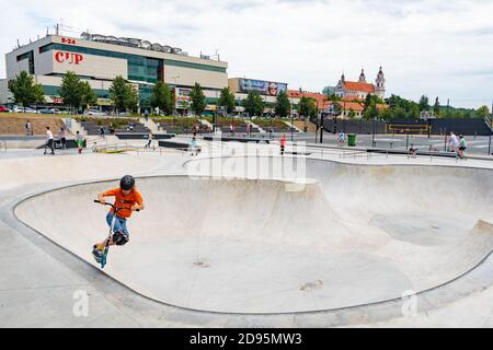 Nuovo parco skateboard, parco skate, pista di pattinaggio nel centro città con bambini o bambini che giocano Foto Stock