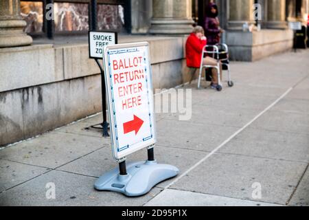 Pittsburgh, Stati Uniti. 02 novembre 2020. Un segno di 'ritorno a scrutinio' visto alle elezioni Grounds.in e intorno all'Ufficio elettorale della Contea di Pittsburgh, PA, dove i voti degli assenti/mail-in potrebbero essere restituiti o sostituiti nelle elezioni del 2020. Credit: SOPA Images Limited/Alamy Live News Foto Stock