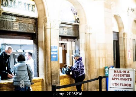 Pittsburgh, Stati Uniti. 02 novembre 2020. Le persone sono viste al banco delle domande di posta e assenti.in e intorno all'Ufficio delle elezioni della Contea di Pittsburgh, PA, dove i voti degli assenti/mail-in potrebbero essere restituiti o sostituiti nelle elezioni del 2020. Credit: SOPA Images Limited/Alamy Live News Foto Stock