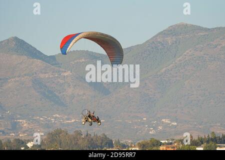 Parapendio a tandem motorizzato, parapendio di fronte alla montagna nel sud della Spagna, Foto Stock