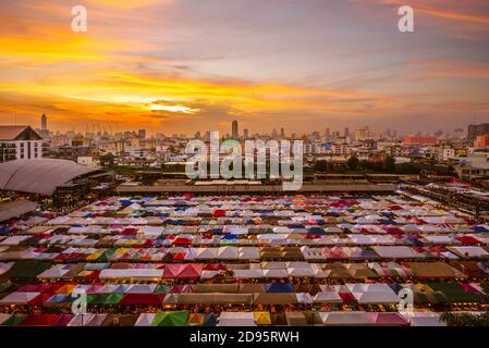 Treno Notte Ratchada di mercato a Bangkok, in Thailandia Foto Stock