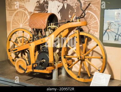 La Daimler Reitwagen, equitazione, 1885, PS.SPEICHER Museo, Einbeck, bassa Sassonia, Germania, Europa Foto Stock