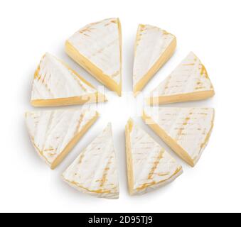 Formaggio Camembert isolato su sfondo bianco con percorso di ritaglio e piena profondità di campo. Vista dall'alto. Disposizione piatta Foto Stock