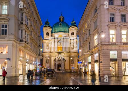 Vista di San Pietro Chiesa cattolica sul Graben al crepuscolo, Vienna, Austria, Europa Foto Stock