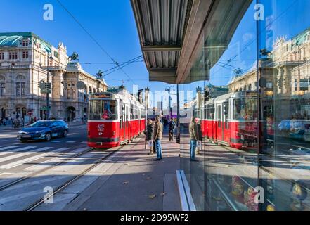 Vista del Royal Opera House e del tram che si riflette nella vetrina dei negozi, Vienna, Austria, Europa Foto Stock