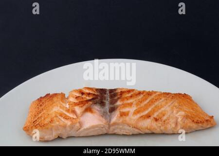 pesce salmone grigliato ricco di omega 3 Foto Stock