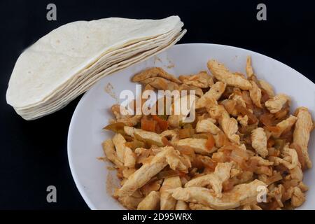 tortita di mais con carne e verdure per preparare tacos messicani cibo Foto Stock