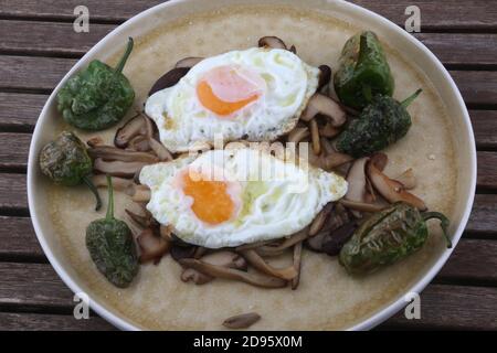 uova fritte con funghi come cibo sano Foto Stock