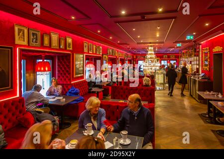 Vista dell'interno del Café Sacher Wien, Vienna, Austria, Europa Foto Stock