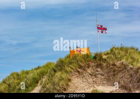 Bagnini RLNI salvavita salvataggio in servizio a Crantock Beach, Newquay in Cornovaglia. Foto Stock