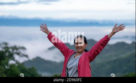 Ragazza asiatica respirare l'aria fresca sulla montagna Foto Stock