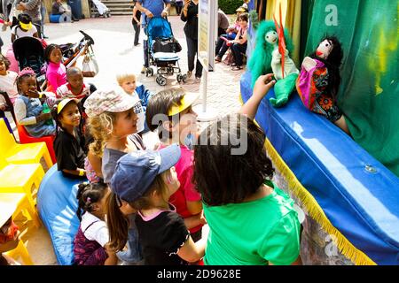 Johannesburg, Sud Africa - 22 settembre 2012: Spettacolo di marionette per bambini alla fiera all'aperto Foto Stock