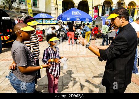 Johannesburg, Sud Africa - 22 settembre 2012: Street Magician che esegue trucchi e spettacoli di magia per i bambini al Funfair Foto Stock