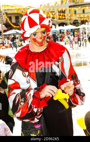 Johannesburg, Sud Africa - 22 settembre 2012: Animatore di bambini in costume da baldoria che fa animali in mongolfiera all'aperto Foto Stock