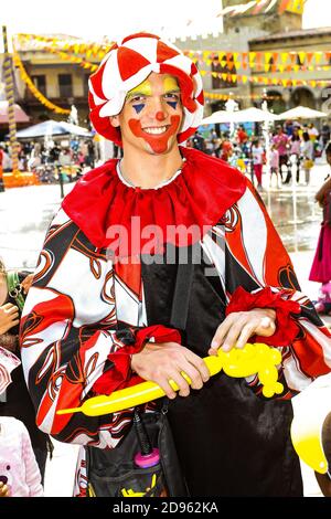 Johannesburg, Sud Africa - 22 settembre 2012: Animatore di bambini in costume da baldoria che fa animali in mongolfiera all'aperto Foto Stock