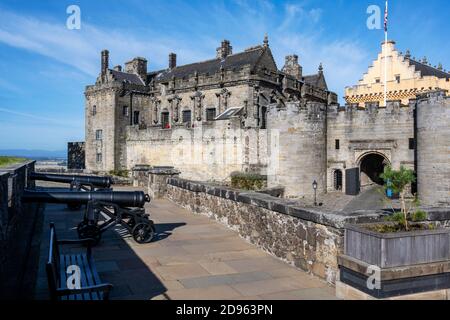 I cannoni del Grand batteria sulle pareti delle difese esterne - Castello di Stirling, Scozia, Regno Unito Foto Stock