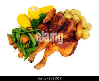 Pollo arrosto allo spratchcock con condimento di piri piri e verdure miste isolato su sfondo bianco Foto Stock