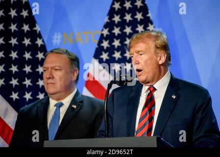 BRUXELLES, BELGIO. 12 luglio 2018. Mike Pompeo (L) e Donald Trump (R), durante la conferenza stampa di Donald Trump, presidente degli Stati Uniti d'America, durante IL VERTICE NATO (Organizzazione del Trattato Nord Atlantico) del 2018 Foto Stock