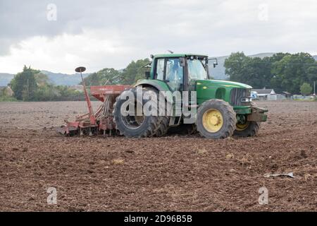 Trattore John Deer con ruote gemellate con seminatrice Foto Stock