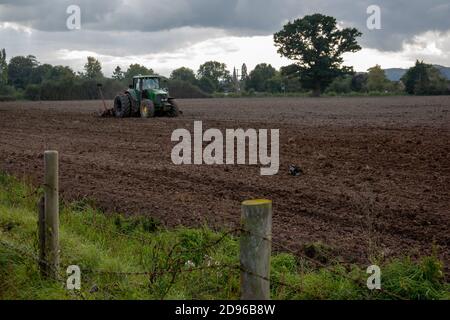 Trattore John Deer con ruote gemellate con seminatrice Foto Stock