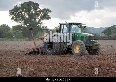 Trattore John Deer con ruote gemellate con seminatrice Foto Stock