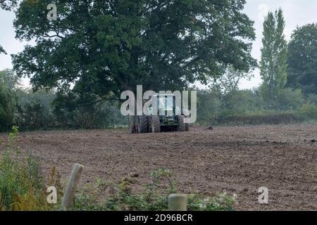 Trattore John Deer con ruote gemellate con seminatrice Foto Stock