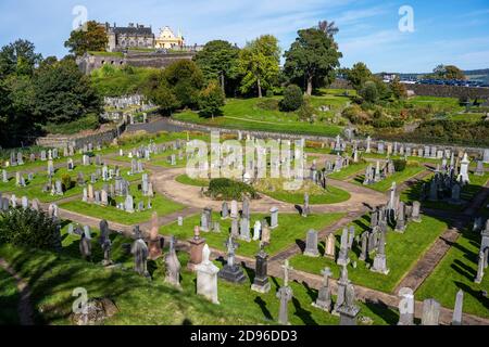 Old Town Cemetery con il Castello di Stirling in lontananza - Stirling città vecchia, Scozia, Regno Unito Foto Stock