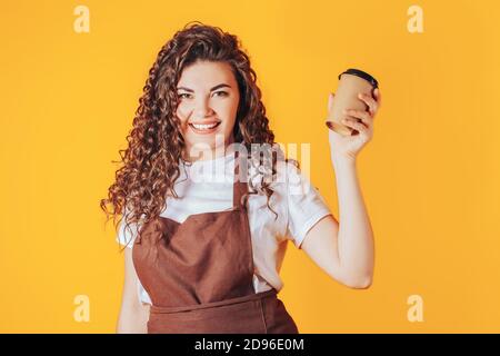 Donna che mantiene caldo la tazza con il cioccolato in mani e indossare calze  divertenti Foto stock - Alamy