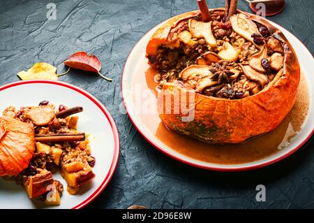 Zucca cotta con granola e frutta secca. Dessert autunnale. Cibo americano Foto Stock