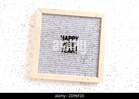 Letterboard con citazione Felice anno nuovo e stelle d'argento Foto Stock