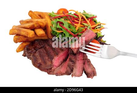 Succulenta bistecca di filetto di manzo alla griglia e pasto con patatine fresche insalata isolata su sfondo bianco Foto Stock