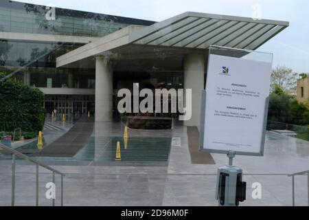 Atene, Grecia. 3 novembre 2020. Un cartello riporta che "il Museo dell'Acropoli è vicino a causa di problemi di salute pubblica fino a nuovo avviso". A partire da oggi le nuove misure annunciate sabato dal governo per affrontare la rapida diffusione del COVID-19 hanno luogo misure tra cui la chiusura di bar, ristoranti, caffè, palestre e musei. Credit: Michael Varaklas/Alamy Live News Foto Stock