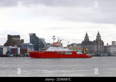 Vista generale del cantiere navale di Cammell Laird ha costruito RRS Sir David Attendborough mentre lascia Liverpool per continuare le sue prove nel Mare d'Irlanda. Foto Stock