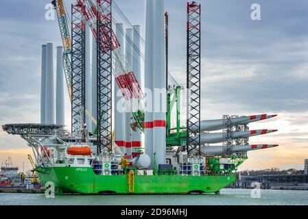 Nave di installazione Apollo ormeggiata al terminal di carico pesante REBO nel porto di Ostend, Belgio, che carica 2 gruppi di turbine eoliche per l'azienda eolica SeaMade offshore Foto Stock