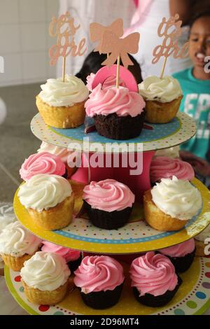 Cupcake assortiti in mostra Foto Stock