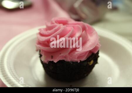 Cupcake al cioccolato con glassa rosa Foto Stock