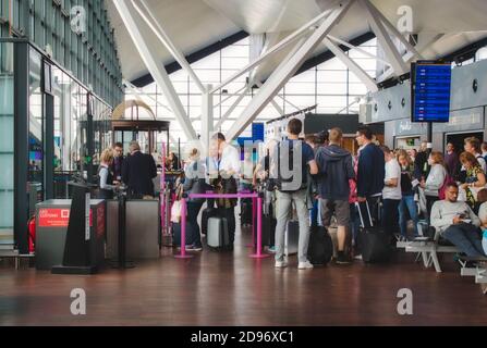 04 2019 agosto - Danzica / Polonia: Una coda di persone che aspettano al cancello nella sala partenze dell'aeroporto di Danzica per un ritardo di volo Foto Stock