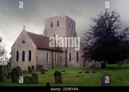 LYMNE, INGHILTERRA, 25 LUGLIO 2020: Chiesa di Santo Stefano a Lymne in una giornata estiva nuvolosa Foto Stock