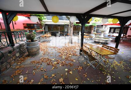 03 novembre 2020, Hessen, Rüdesheim: I tavoli e le sedie di un wine bar nella famosa Drosselgasse di Rüdesheim sono abbandonati. Un blocco parziale di quattro settimane è in vigore in tutta la Germania per rallentare la diffusione del coronavirus. Foto: Arne Dedert/dpa Foto Stock